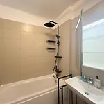 Away From - Cozy And Spacious With Balcony *