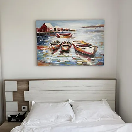 Away From - Cozy And Spacious With Balcony Apartament *