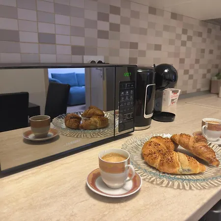 Away From - Cozy And Spacious With Balcony Apartament