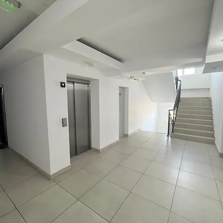 Away From - Cozy And Spacious With Balcony *