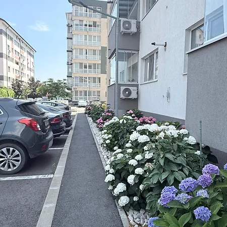 Away From - Cozy And Spacious With Balcony *