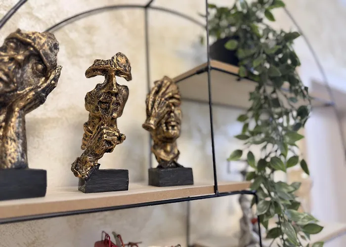 Away From - Cozy And Spacious With Balcony Apartment Bukarest