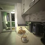Διαμέρισμα Away From - Cozy And Spacious With Balcony *