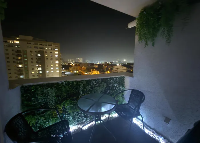 Away From - Cozy And Spacious With Balcony Бухарест