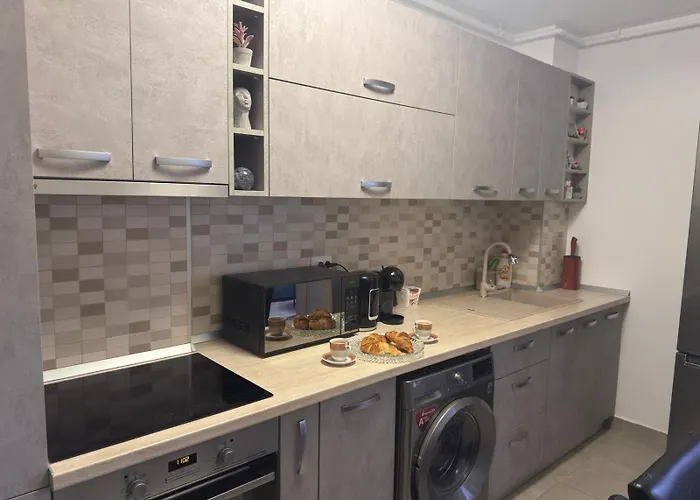 Away From - Cozy And Spacious With Balcony Апартаменти