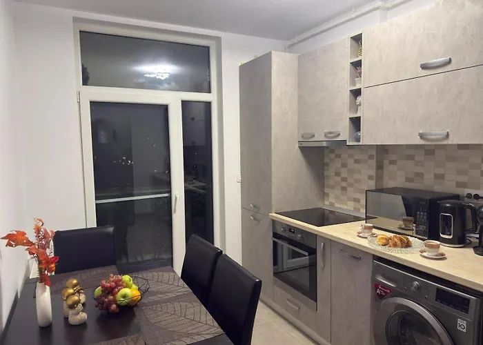 Away From - Cozy And Spacious With Balcony Апартаменти Бухарест