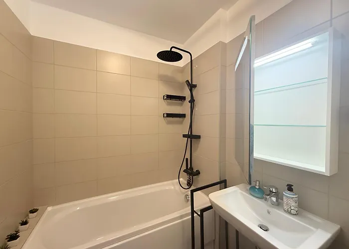 Away From - Cozy And Spacious With Balcony *